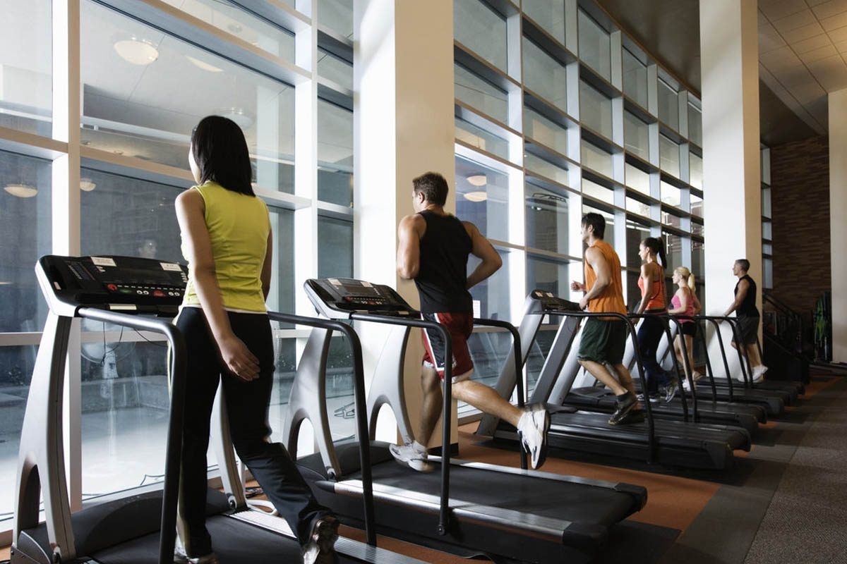 Fitness Tips : जिममध्ये न जाता फिट कसे राहायचे? फिटनेस एक्स्पर्ट्सने दिलेल्या फिटनेस टिप्स