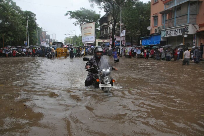 विशेषतः स्कूटर आणि मोटारसायकलस्वारांना पावसाळ्यात अनंत अडचणींचा सामना करावा लागतो. पावसाळ्यामध्ये अपघातांचं प्रमाण खूप वाढते. अपघात टाळण्यासाठी काही गोष्टींची खबरदारी घेणं खूप महत्त्वाचं आहे.