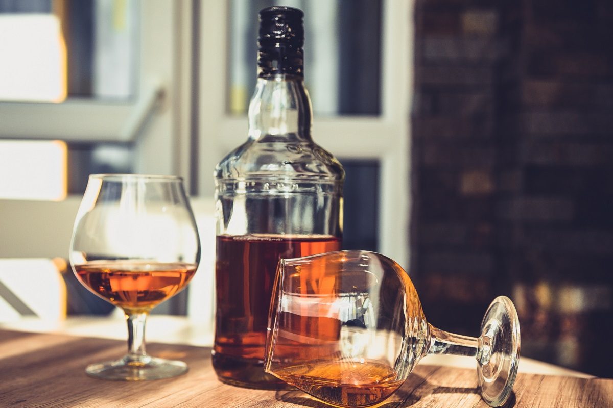 व्हिस्की थंड पाण्यात पिऊ नका; असं का म्हणतात एक्सपर्ट?