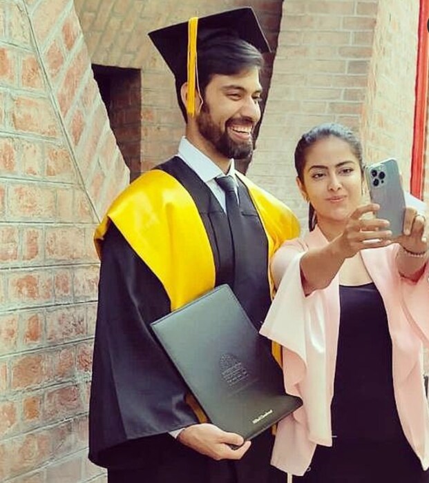 सोबतच नुकतंच मिलिंदने आयआयएममधून आपलं एमबीए पूर्ण केलं आहे. 