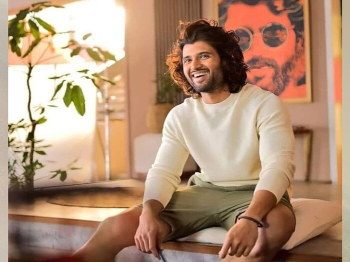  दरम्यान Gaiety Galaxy आणि मराठा मंदिर सिनेमाचे कार्यकारी संचालक मनोज देसाईंनी विजयवर सडकून टीका केलीय. इतकंच नव्हे तर त्यांनी अभिनेत्याला गर्विष्ठ म्हटलं आहे. 