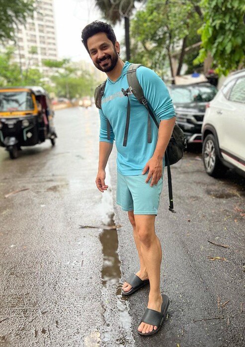  यामध्ये उमेश फोटोसाठी पोज देताना दिसून येत आहे. 