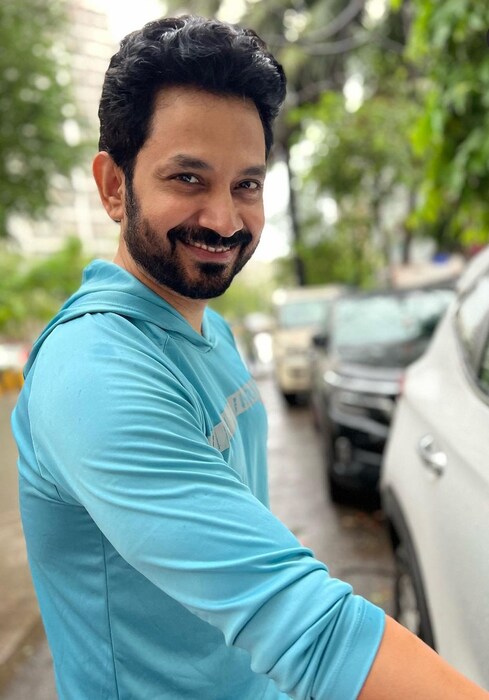 इतकंच नव्हे तर उमेशने फोटो शेअर करत कॅप्शन दिलंय, ''फॉलोईंग बायकोचे फोटो स्टेप्स'