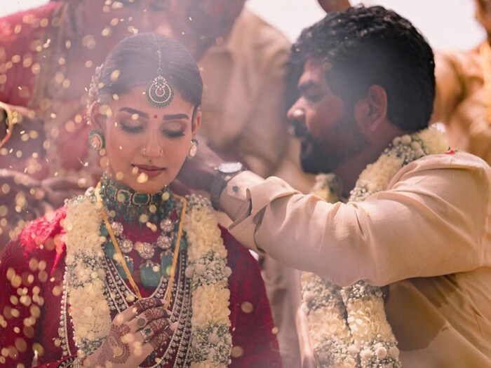 काही रिपोर्ट्सनुसार सांगण्यात येत आहे की, नेटफ्लिक्सने त्यांच्या लग्नाचे स्ट्रीमिंग राईट्स 25 कोटी रुपयांना विकत घेण्याचा निर्णय घेतला होता. त्यामुळे नयनतारा आणि विघ्नेश शिवन यांना प्रचंड आनंद झाला होता.