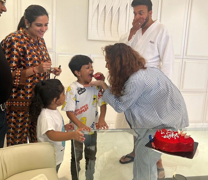 यामध्ये अंकिता आणि विकी आपल्या नव्या घरामध्ये जंगी सेलिब्रेशन करताना दिसून येत आहेत. 