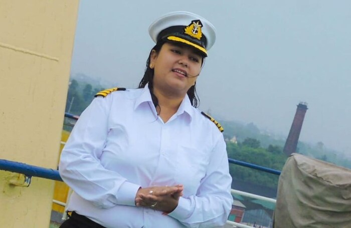 निलोफरप्रमाणेच अर्चना झा यांनीही अथांग समुद्रात स्वत:ला सिद्ध केलंय. अर्चना मूळची बिहारच्या पाटणा येथील असून, ती सध्या मुंबईत मरीन ऑडिटर म्हणून कार्यरत आहे. मला हे काम करताना पाहून केवळ पुरुषच नाही तर महिलाही हैराण झाल्याचं ती सांगते. एकदा माझ्या काकांनी डीजी शिपिंगला फोन करून विचारले होते की मुलींना समुद्रात काम करण्याची परवानगी आहे का? सुरुवातीला पुरुष अधिकारी मी ऑईल टँकरवर काय करणार या संभ्रमात होते. त्यामुळे सकाळी उठल्यावर ते मला ऑईल टँकरवर जायचं सागून प्रवासी जहाजावर पाठवायचे. पण, खूप आढेवेढे घेतल्यानंतर त्यांनी मला ऑईल टँकरवर पाठवले.