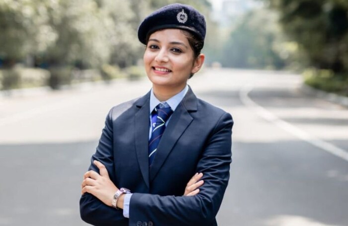 देशातील पहिली महिला विमान वाहतूक अग्निशामक तानिया सन्याल हिचे कामही खूप आव्हानात्मक आहे. कोलकात्याची रहिवासी असलेली तानिया सध्या भारतीय विमानतळ प्राधिकरणात कार्यरत आहे. तिने सांगितले की मला काहीतरी वेगळे करायचे आहे. एमएस्सी झाल्यावर काय करावं समजत नव्हतं. मग मी एक जाहिरात पाहिली आणि मी अर्ज केला, तेव्हा मला विमान फायर फायटर म्हणजे काय हे देखील माहित नव्हते.