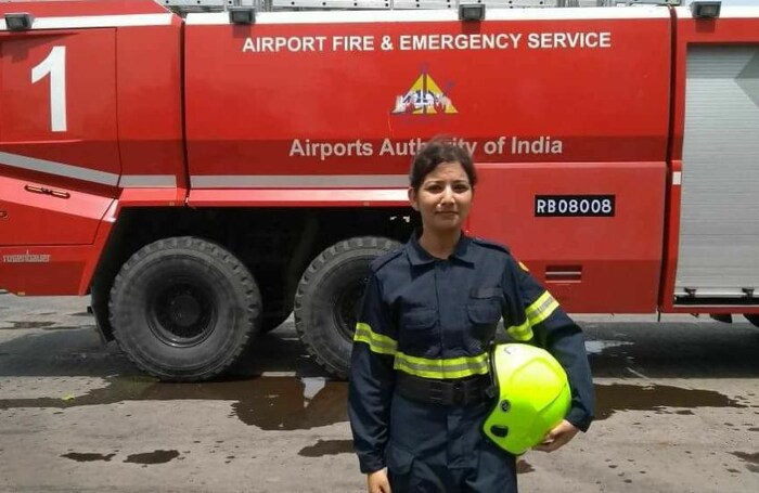 तानिया म्हणते की आमचे काम विमान, त्यातील प्रवासी आणि क्रू मेंबर्सना मदत पुरवणे आहे. त्यात प्रतिबंध, प्रथमोपचार अशा अनेक कामांचा समावेश आहे. ती म्हणते की मी खेळात सक्रिय आहे. तरीही मला हे ट्रेनिंग खूप कठीण गेले. पण, मी कधीच हे सोडण्याचा विचार केला नाही. मला स्वत:ला तसेच इतर महिलांसमोर सिद्ध करायचे आहे. त्यांनी सांगितले की, हे असे काम आहे की, फार कमी महिला ते करण्यासाठी धैर्य दाखवू शकतात. (फोटो ट्विटर @TaniyaSanyalFF)