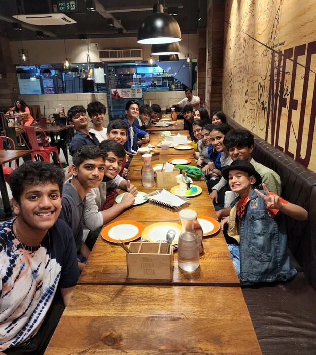  या मराठमोळ्या सेलिब्रेटी कपलच्या मुलांची नावे कान्हा आणि मल्हार अशी आहेत. 