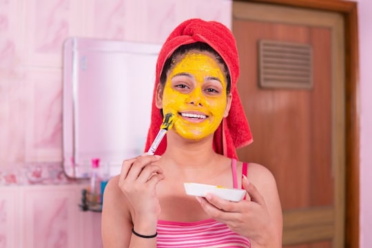 Skin care: बेसन वापरून असं करा फेशिअल; घरच्या घरी निखळ-सुंदर होईल चेहऱ्याची त्वचा