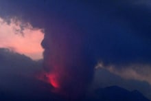 ज्वालामुखीच्या उद्रेकानं पसरली राख; भर दिवसा अंधार! Photos पाहून उडेल थरकाप
