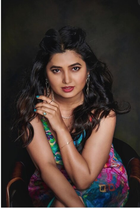  अभिनेत्रीने कॅप्शन देत एक शायरी लिहलीय, ''तेरे नशे में हूँ मैं चूर जिस जोग कहे रम जाऊँ मैं..।तेरा यह इश्क़ मेरा फ़ितूरतू जो भी कहे बन जाऊँ मैं । #जोगन #prajakttamali' असं म्हणत अभिनेत्रीने सर्वांचं लक्ष वेधलं आहे. 