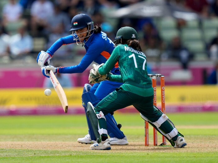 स्मृती मंधनाच्या (Smriti Mandhana) नेतृत्वाखाली भारतीय महिला फलंदाजांनी राष्ट्रकुल स्पर्धेत दमदार कामगिरी केली आहे. संघाने आपल्या दुसऱ्या सामन्यात पाकिस्तानला 8 विकेट्सने पराभूत केले. पाकिस्तानने प्रथम खेळताना 99 धावा केल्या होत्या. भारतीय संघाने हे लक्ष्य 11.4 षटकात पूर्ण केले. (एपी)
