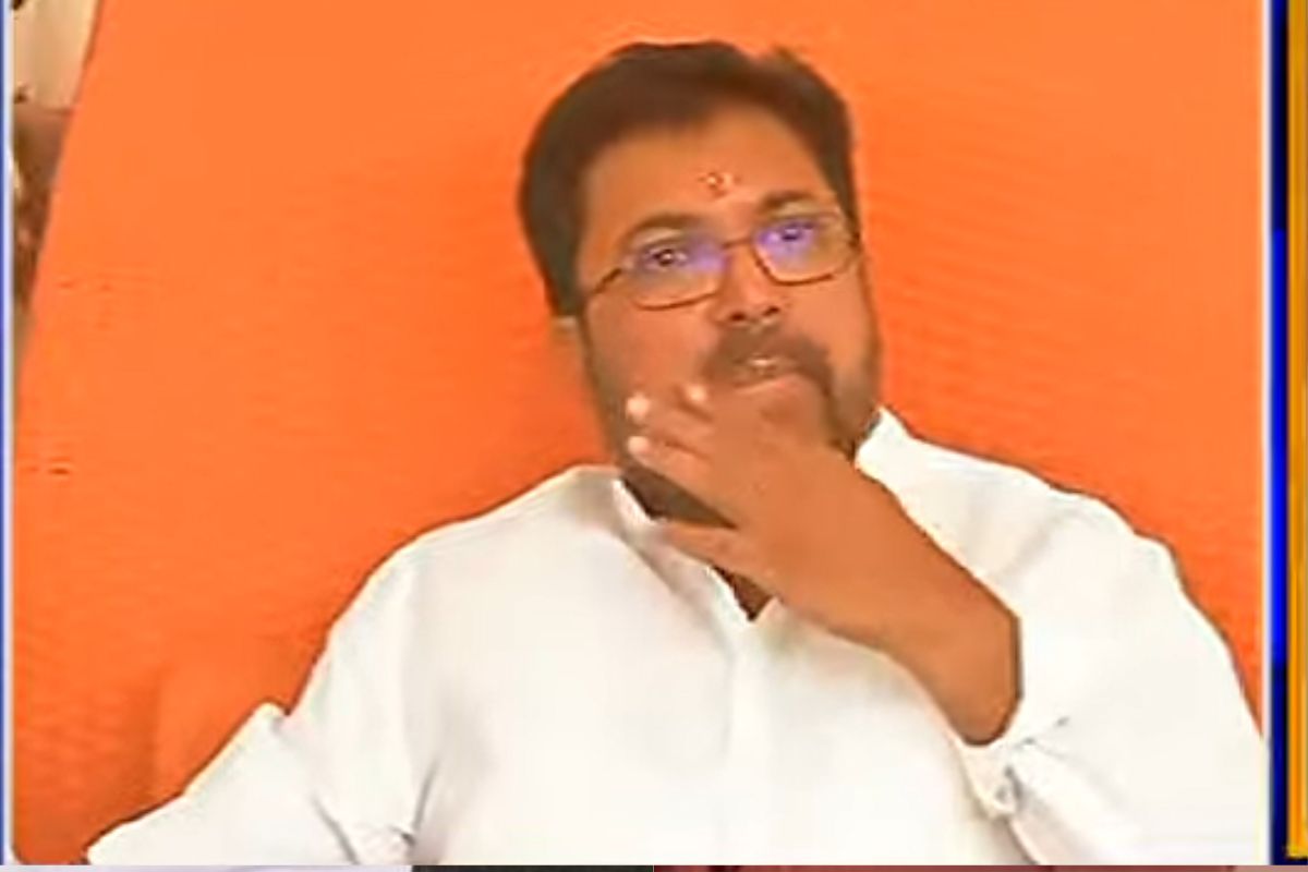 आपल्या कार्यकर्त्याला सेफ कऱण्यासाठी शिवसेना पक्षप्रमुख उद्धव ठाकरे यांनी समजून घेतले