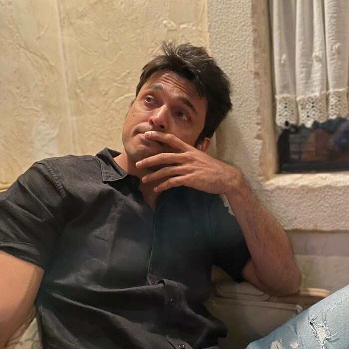 शेअर केलेल्या फोटोला ललितनं भन्नाट कॅप्शन दिलं आहे. 'तुम्हाला आश्चर्य वाटत असेल की, मी नेहमीच काळ्या रंगाचे कपडे का घालतो', असं ललितनं कॅप्शनमध्ये म्हटलं आहे. 