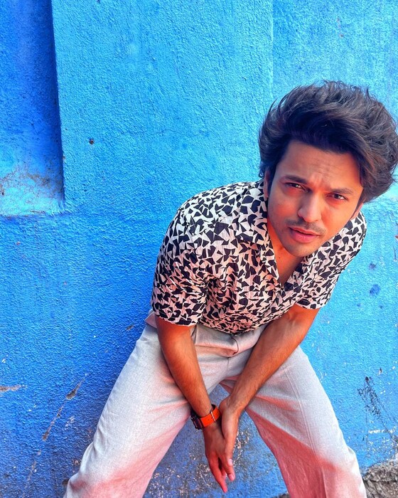 ललित नेहमीच नवनवीन फोटो शेअर करत चाहत्यांना घायाळ करत असतो. नुकताच त्यानं एक फोटो शेअर केला आहे. यामध्ये त्यानं काळ्या रंगाची कपडे घातली आहे. 