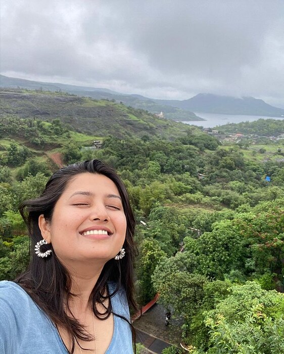   'सावन बरसे तरसे दिलं', या गाण्याच्या ओळी लिहित प्राजक्तानं तिचे सुंदर फोटो शेअर केलेत.  