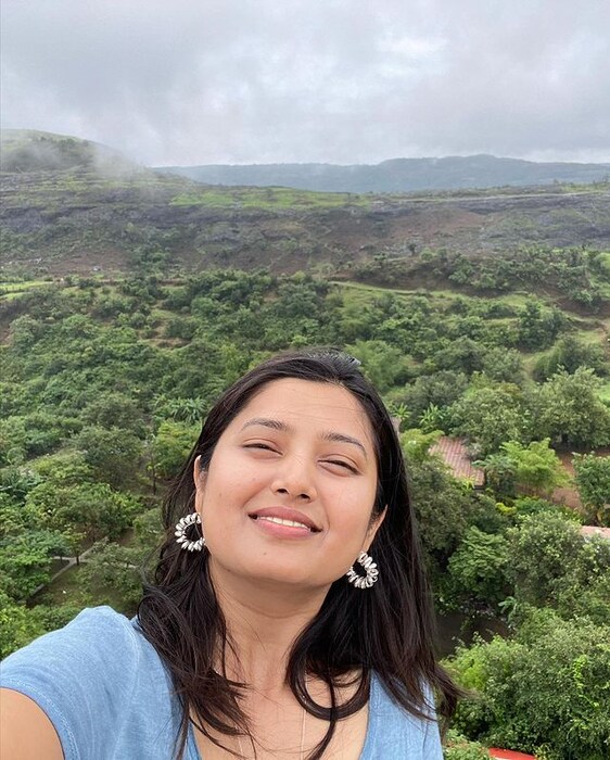 'काय झाडी काय डोंगर काय वा दादा ... Ok मध्ये', अशा भन्नाट कमेंट्स चाहत्यांनी प्राजक्ताच्या फोटोंवर केल्या आहेत.  