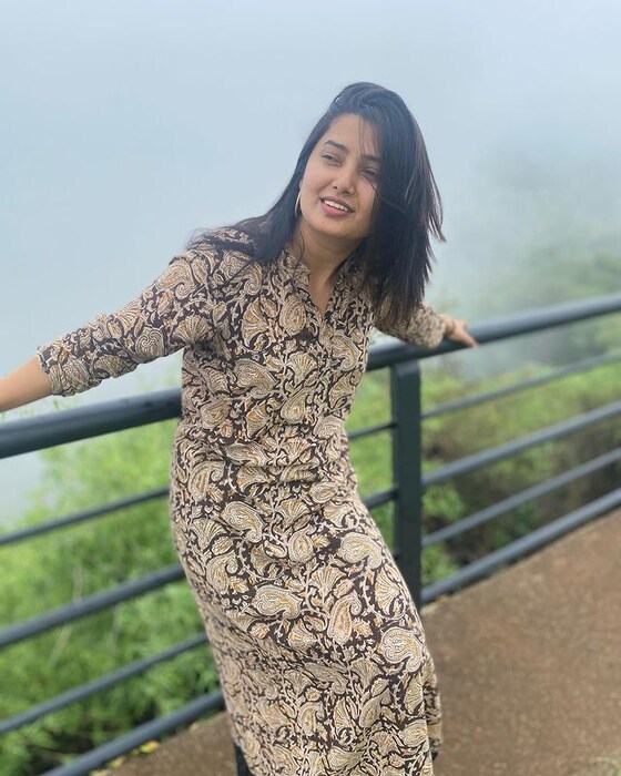 त्यासह प्राजक्तानं तिच्या आवडत्या ऋतूमधील तिचं आवडतं गाणं ही तिच्या चाहत्यांना सांगितलं.  