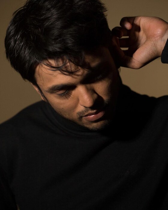 ललितनं इन्स्टाग्रामवर शेअर केलेला हा फोटो सध्या चर्चेचा विषय ठरत आहे. काळ्या रंगाच्या शर्टमध्ये त्यानं हा फोटो शेअर केला असून त्याच्या कॅप्शननंही सगळ्यांचं लक्ष वेधलं आहे. 