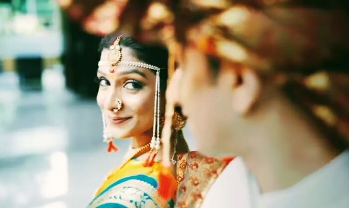 अमृता आणि अक्षय दोघेही लग्नात फार खुश होते. नव्या नवरा नवरीचा ग्लो दोघांच्या चेहऱ्यावर दिसत आहे. 