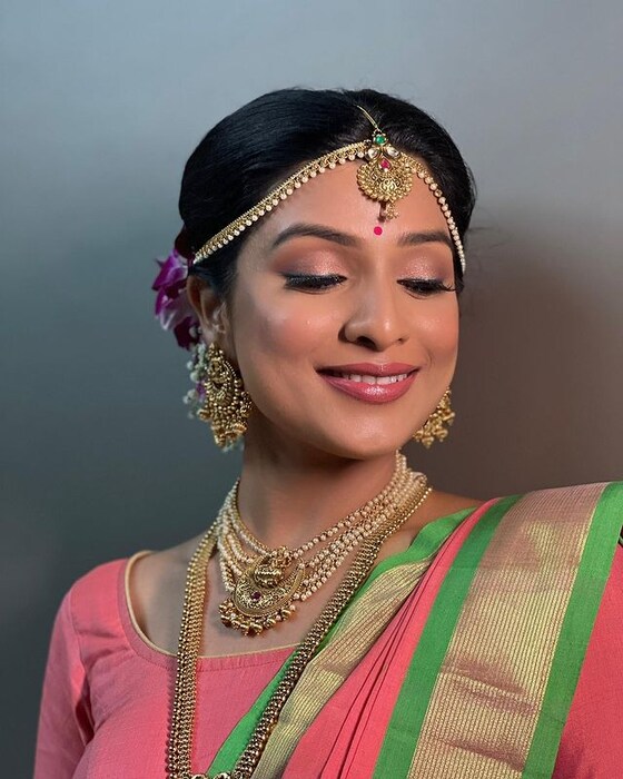 अभिनेत्री अमृता पवार हि नुकतीच लग्नबंधनात अडकली. पती नीलबरोबर तिनं साताजन्माच्या गाठी बांधल्यात. 