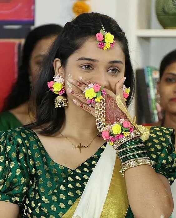 दीपूने सफेद साडी आणि त्यावर हिरवं ब्लॉऊज मॅचिंग केलं आहे. तिच्या साडीच्या किनारीला गोल्डन रंगाची हटके किनार सगळ्यांचं लक्ष वेधून घेत आहे.