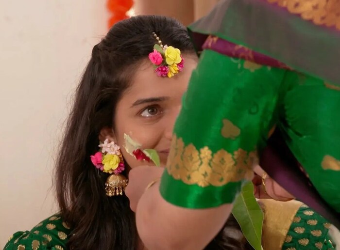  दोघांचं लग्न दाक्षिणात्य पद्धतीनं  होणार आहे. त्या आधी हळदीला देखील साऊथ इंडियन टच इंद्रा आणि दीपूच्या लुकमध्ये पाहायला मिळतोय.  