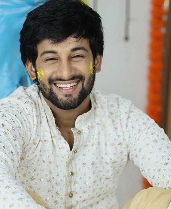 नटून थटून लाजणाऱ्या दीपूला पाहून इंद्रा देखील लाजताना दिसत आहे. 