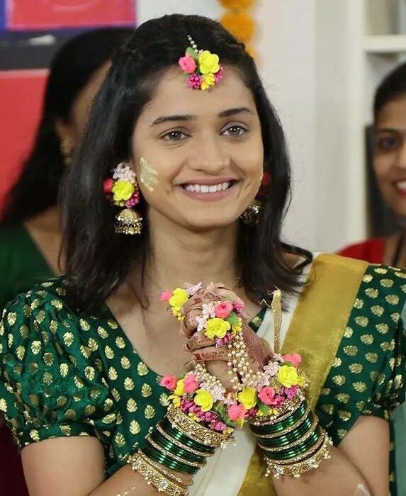 देशपांडे आणि साळगावकर दोन्ही कुटुंब आपल्या मुलाच्या लग्नात फार आनंदी असल्याचं दिसून आहे. 