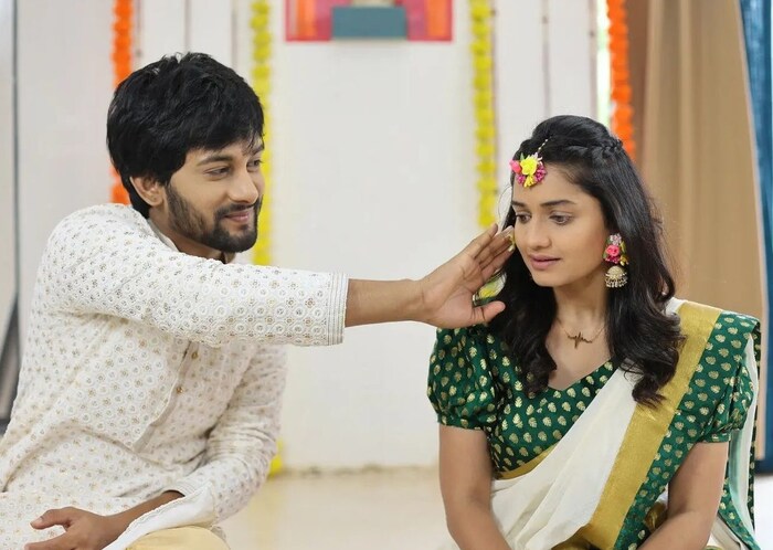 इंद्रा दीपूला हळद लावतानाचा एक रोमँटिक क्षण कॅमेरात टिपण्यात आलाय. 