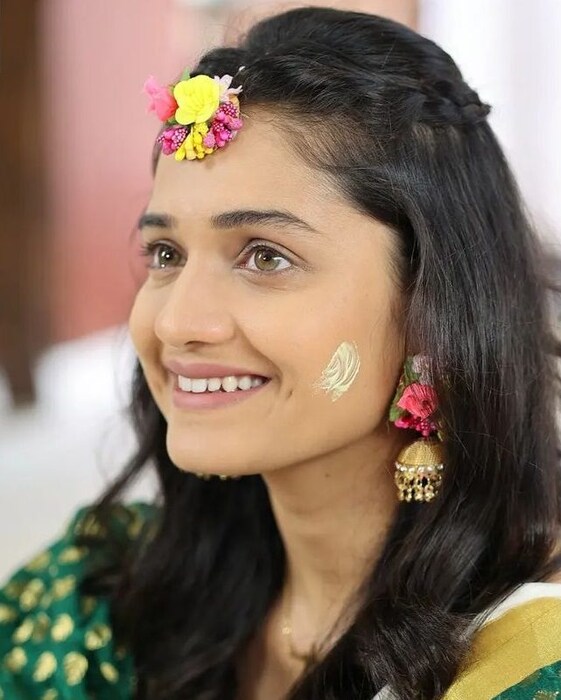 दीपूच्या गोऱ्या गोऱ्या गाली इंद्राच्या नावाची हळद लागली आहे. हळदीला दीपू भावूकही झाल्याच पाहायला मिळत आहे.  