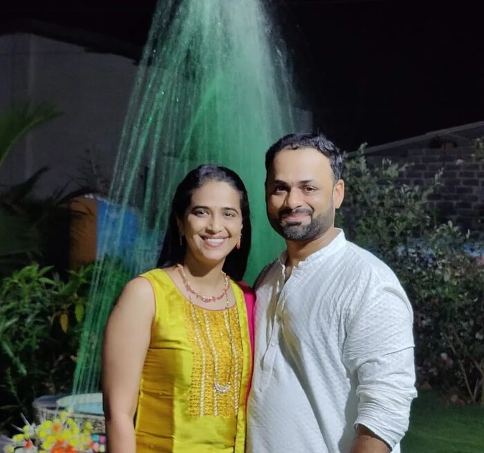 शर्मिष्ठा सोशल मीडियावरसुद्धा प्रचंड ऍक्टिव्ह असते. ती तिच्या फोटोंसोबतच आयुष्यात घडणाऱ्या घडामोडीची माहिती चाहत्यांना देत असते. 