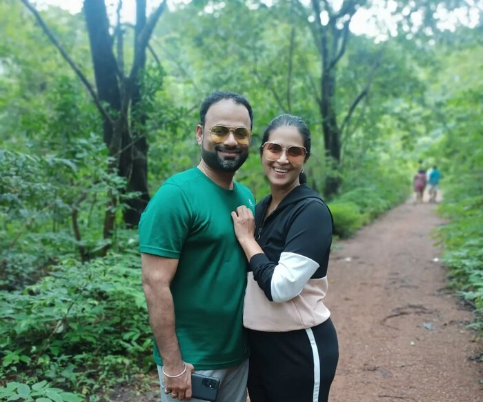  ती सध्या गोव्यामध्ये मित्र मैत्रिणीसोबत धुमधडाक्यात नवऱ्याचा वाढदिवस साजरा करत आहे. 'आणि २९ जुलै तेजसच्या बर्थडे साठी आम्ही निघालो...' असं म्हणत तिने पोस्ट शेअर केली आहे. 