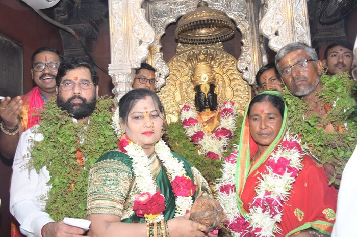 यंदा बीड जिल्ह्यातील गेवराई तालुक्यातील रुई गावचे वारकरी मुरली नवले आणि त्यांच्या पत्नी जिजाबाई नवले या वारकरी जोडप्याला  शासकीय पूजेत मनाचे वारकरी म्हणून सहभागी होण्याचा मान मिळाला