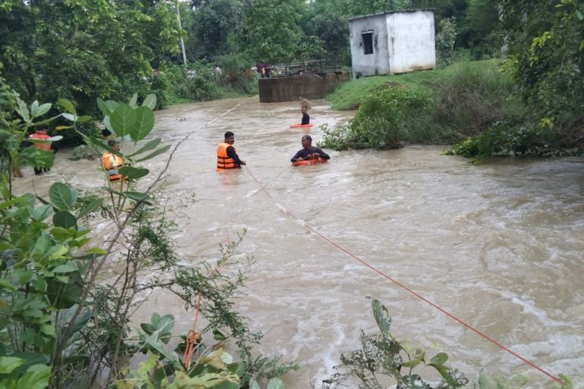 नाल्याला आलेला पूर पाहण्यासाठी गेलेल्या 5 तरुण वाहून गेल्याचे समोर आले आहे. यामध्ये एका अल्पवयीन मुलाचाही समावेश आहे.