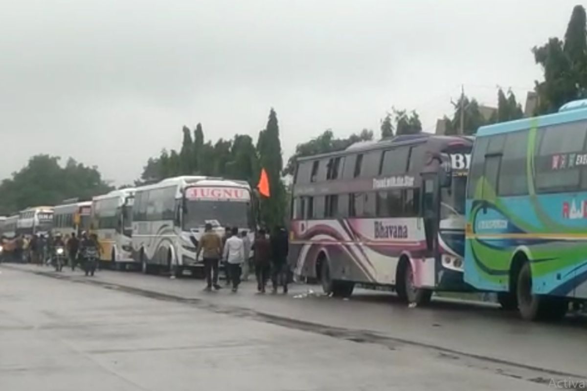 सुरतपासून एकनाथ शिंदे यांच्यासोबत असलेले शिवसेनेचे बंडखोर आमदार संजय शिरसाठ आज शक्तिप्रदर्शन करण्यास मुंबईला रवाना झाले आहे.