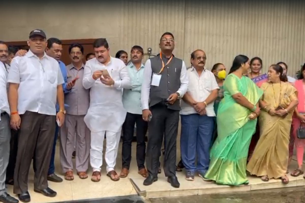 प्रताप सरनाईकांनी शिवसेनेलाच लावला सुरुंग, 18 नगरसेवक घेऊन शिंदे गटात दाखल