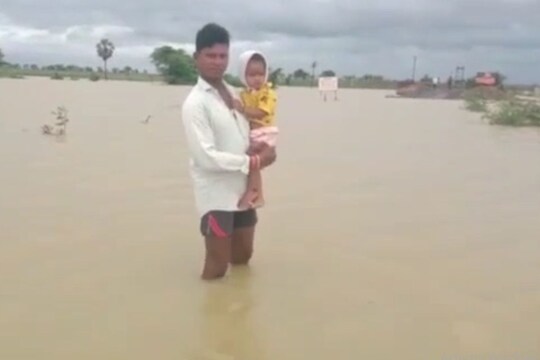 गावात नीट आरोग्य सुविधा नाही. त्यात नदी, नाल्यांना पूर आला अशातच आजारी मुलाला खांद्यावर घेत बापाने पुरात पाय ठेवला. 