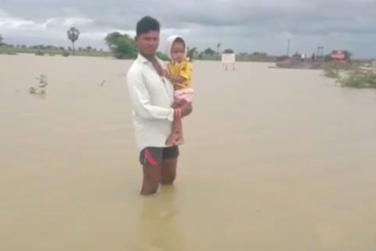 गावात नीट आरोग्य सुविधा नाही. त्यात नदी, नाल्यांना पूर आला अशातच आजारी मुलाला खांद्यावर घेत बापाने पुरात पाय ठेवला.