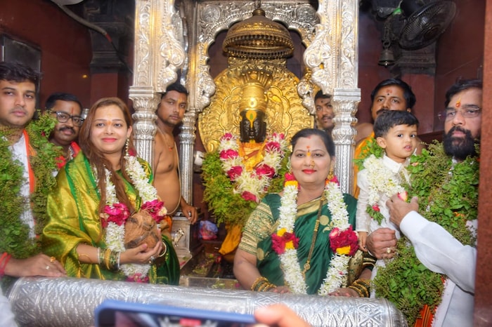 यावेळी त्यांची पत्नी लता शिंदे, मुलगा खासदार डॉ. श्रीकांत शिंदे, सून वृषाली शिंदे आणि नातू रुद्रांश शिंदे उपस्थित होते