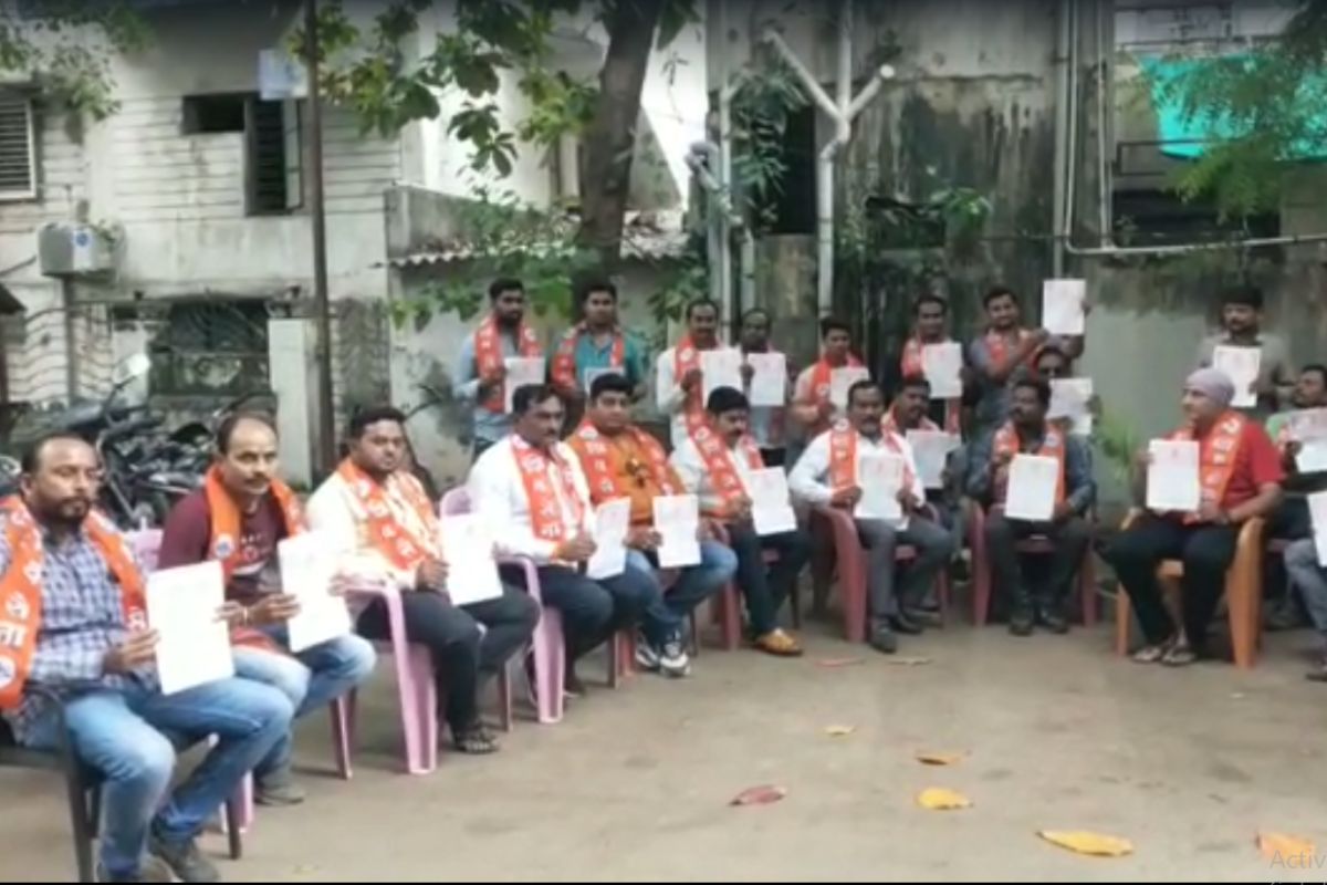 उद्धव ठाकरे यांच्यावर निष्ठा असल्याबाबत 100 रुपयांच्या स्टॅम्पपेपर प्रतिज्ञापत्र तसेच निष्ठापत्र प्रत्येक शिवसैनिकांकडून भरुन घेतलं जात आहे.