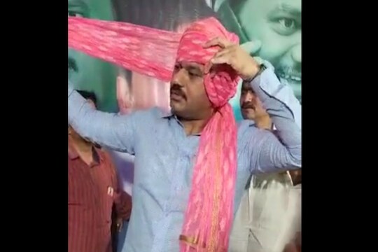 कार्यकर्त्यांनी नेत्यासाठी फेटा आणला होता. मात्र फेटा कोणालाच बांधता येत नसल्याने तारांबळ उडाली.