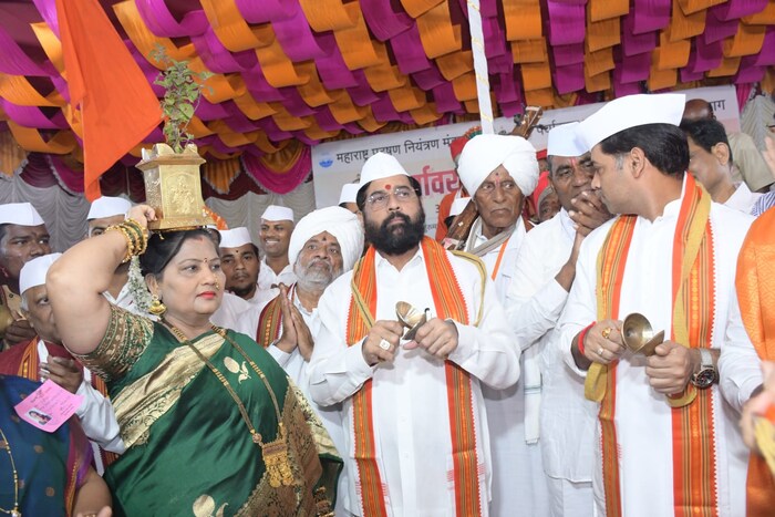 विशेष म्हणजे महापुजेनंतर मुख्यमंत्री शिंदे यांच्या हस्ते मानाचे वारकरी असलेल्या नवले पती पत्नीचा यथोचित सन्मान करण्यात आला. 