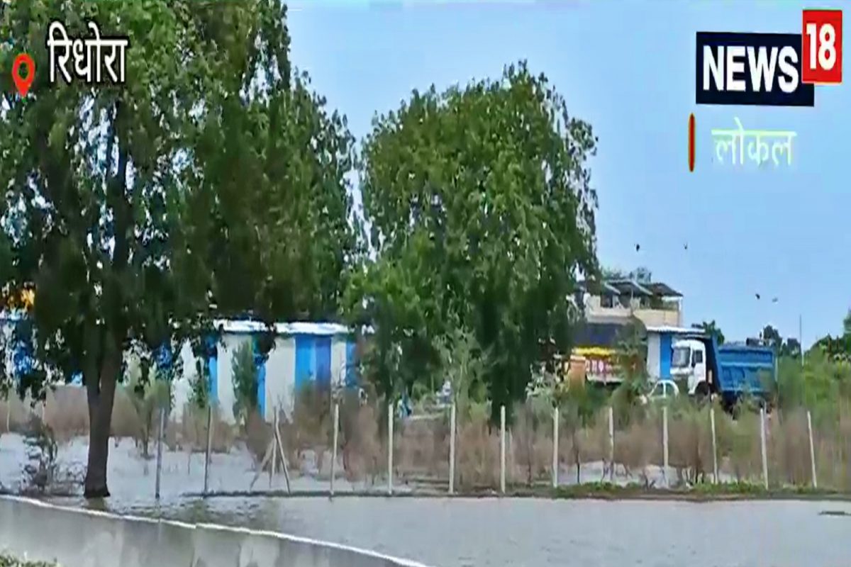 Akola : अकोला ते खामगाव नॅशनल रोडवरील कठडा भिंतीने शेतीचा रस्ता बंद; रस्ता नसल्याने पेरणी खोळंबल्या, पाहा VIDEO