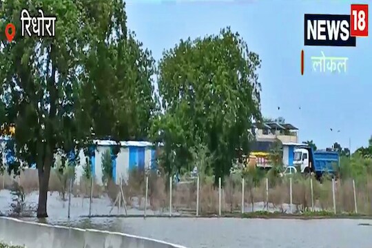 Akola : अकोला ते खामगाव नॅशनल रोडवरील कठडा भिंतीने शेतीचा रस्ता बंद; रस्ता नसल्याने पेरणी खोळंबल्या, पाहा VIDEO
