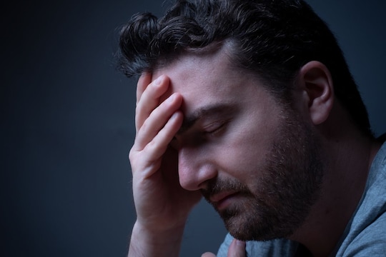 Brain tumor symptoms: डोकेदुखीची ही 2 लक्षणे कधीही दुर्लक्षू नका; ब्रेन ट्यूमरचे आहेत संकेत