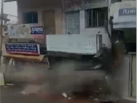 अमरावती जिल्ह्यात गेल्या तीन दिवसापासून पावसाची जोरदार बॅटिंग सुरू आहे. अशातच आज अमरावती शहरातील गांधी चौक-राजापेठ रोडवर असलेली एक दुमजली इमारत कोसळली. 