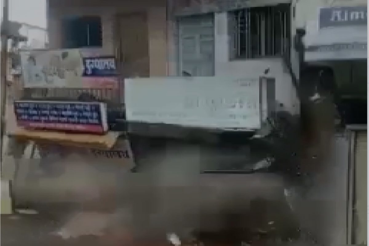 VIDEO : पावसामुळे पत्त्यांच्या बंगल्याप्रमाणे कोसळली इमारत, रस्त्यावर जमलेल्या गर्दीचाही थरकाप उडाला