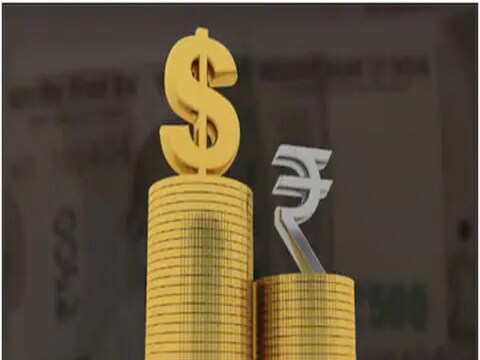 rupee vs dollar : डॉलरची किंमत वाढत राहिली तर आयात वस्तूंवर आपल्याला जास्तीचे पैसे खर्च करावे लागणार आहे. म्हणजे आयात वस्तूंवर खर्च वाढल्यास देशात विक्रीसाठी देखील त्या वस्तूंच्या किमती वाढणार आहे.